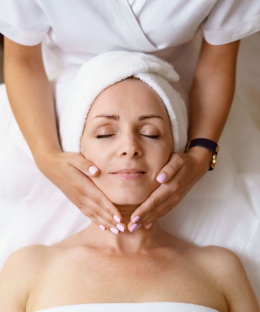 facial-massage-beauty-treatment-2021-09-04-06-39-57-utc (1)